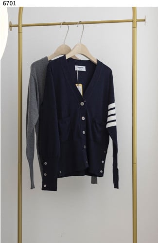 #톰브라운 [Thom Browne] 캐시미어 4 바 클래식 브이넥 가디건 신상입고💢 #상의 #니트 #6701
