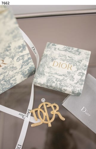 #디올 [Christian Dior] 디올 오블리크 참 브로치 신상입고💢 #브로치 #7662