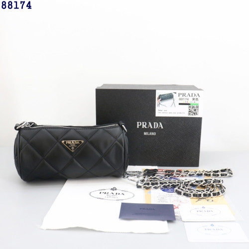 👹프*다 삼각로고 원통 레더 체인백👹