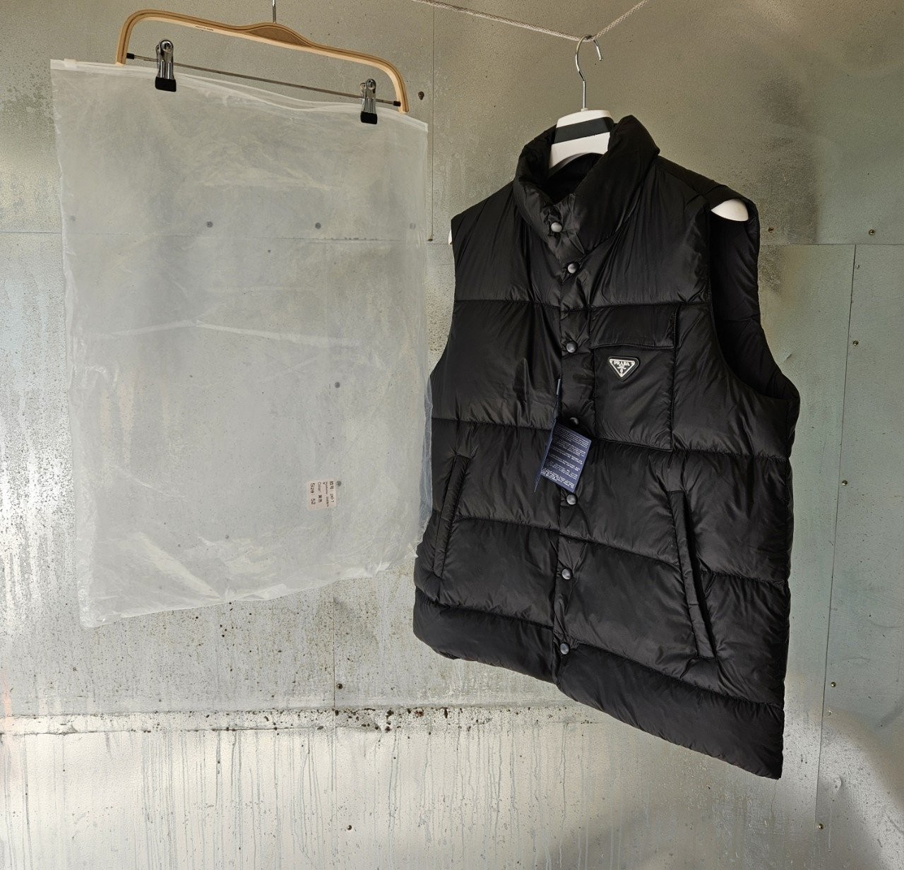 프*다 트라이앵글 로고 패딩 조끼