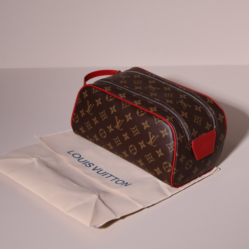 ✨루이비통 돕키트 토일렛 파우치 ✨