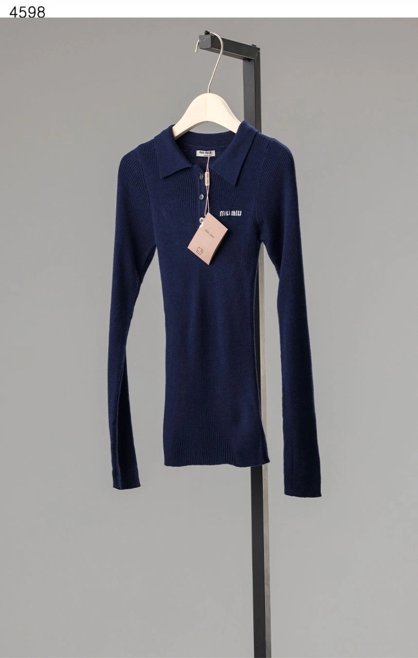 #미우미우 [MIU MIU]  캐시미어 및 실크 니트 폴로 셔츠 신상입고💢 #상의 #니트 #4598