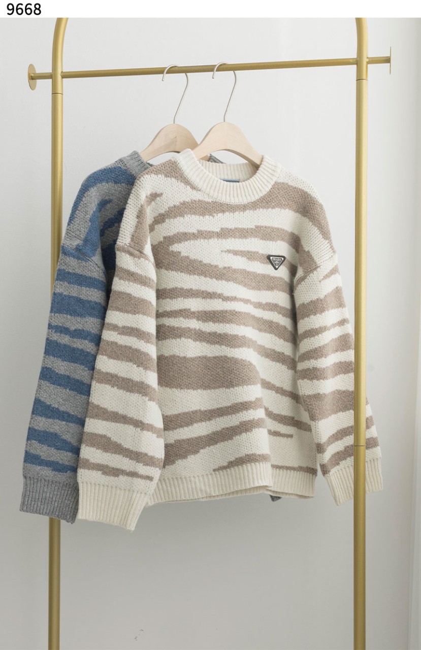 #프라다 [PRADA] 프라다 오버 사선 지브라 패턴 스웨터 신상입고💢 #상의 #니트 #9668