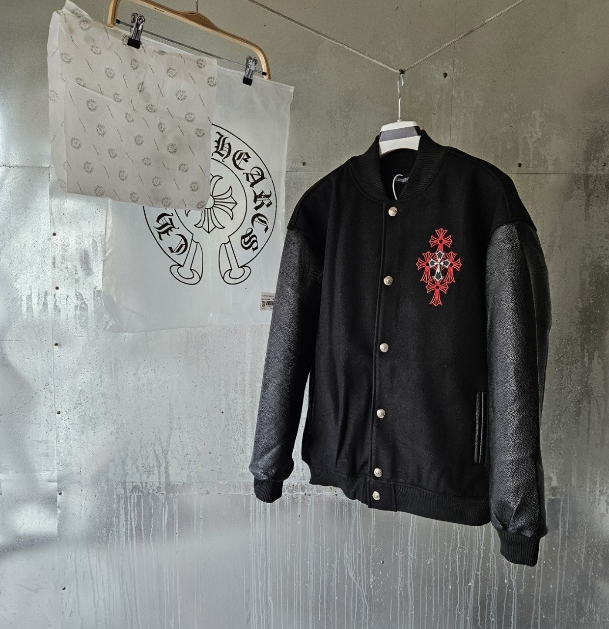 25 SS 크*하* 레더 바시티 자켓