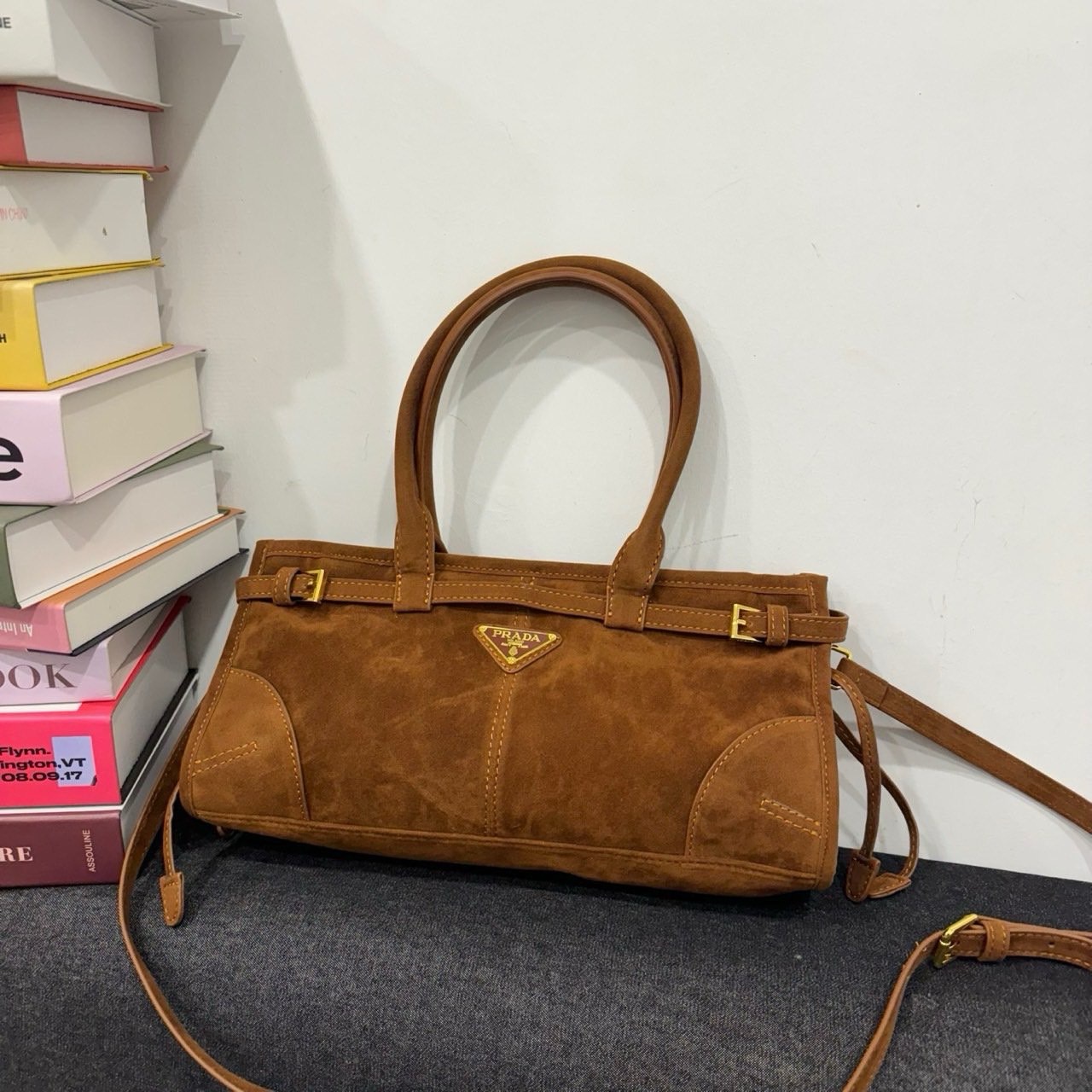 🤴🏻 #프라다 미디엄 스웨이드 핸드백 🤴🏻신상 입고🤴🏻