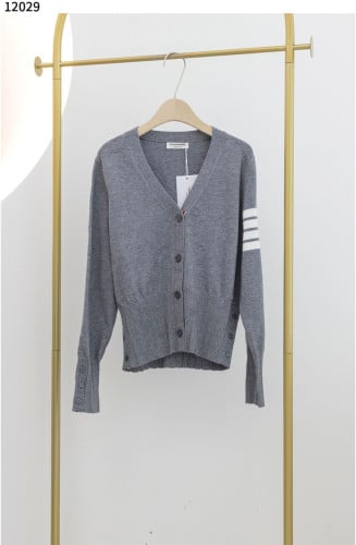 #톰브라운 [Thom Browne] 여성 니트웨어 밀라노 스티치 브이넥 메리노 가디건 신상입고💢 #상의 #니트 #12029