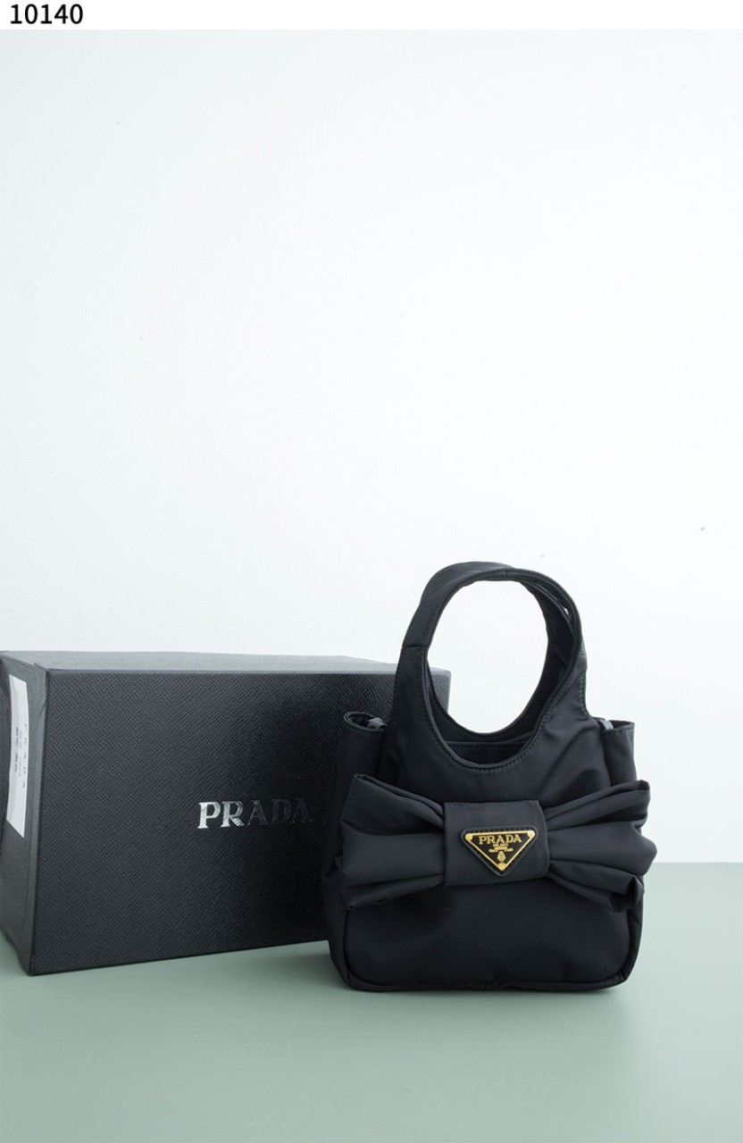 #프라다 [PRADA] 프라다 트라이앵글 로고 리본 장식 패딩 리나일론 미니 토트백 재입고💢 #가방 #10140