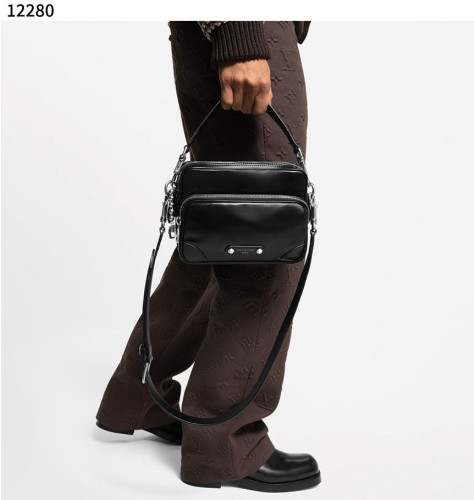 #루이비통 [Louis Vuitton] 수입프리미엄급 루이비통 남성 닐 블랙 크로스백 신상 입고💢 #태그 #가방 #12280