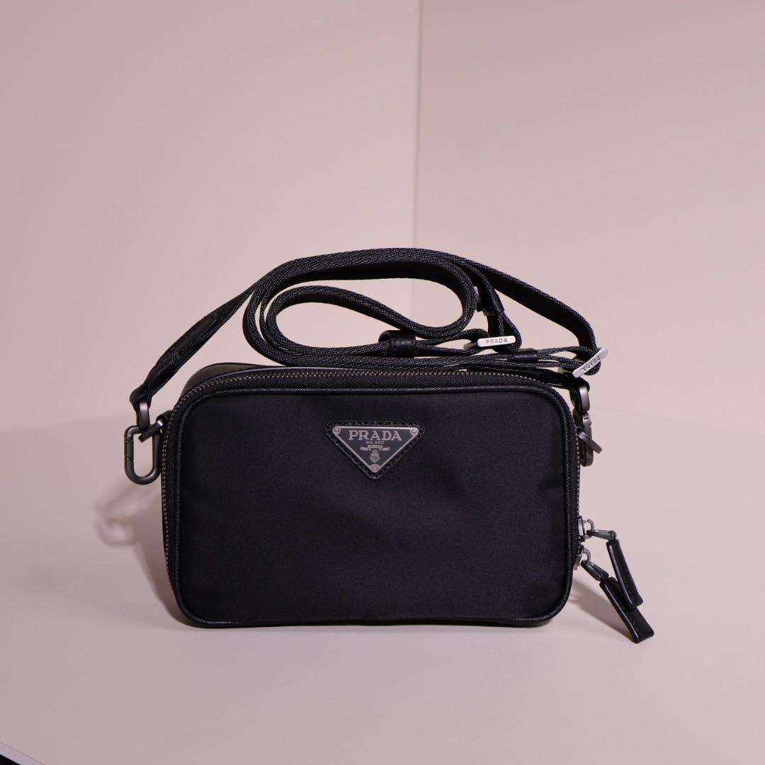 ✨프라다 브리크 리나일론 및 사피아노 가죽 백 ✨