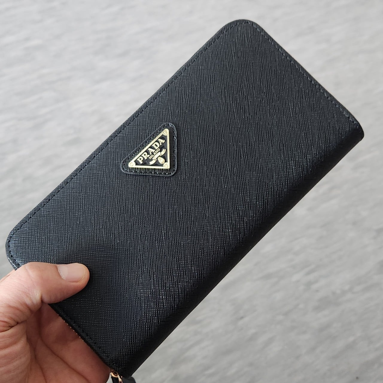 [379번] #프라다 사피아노 지퍼 장지갑