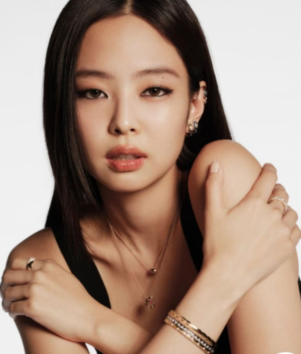 샤넬의 코코 크러쉬 제니 목걸이