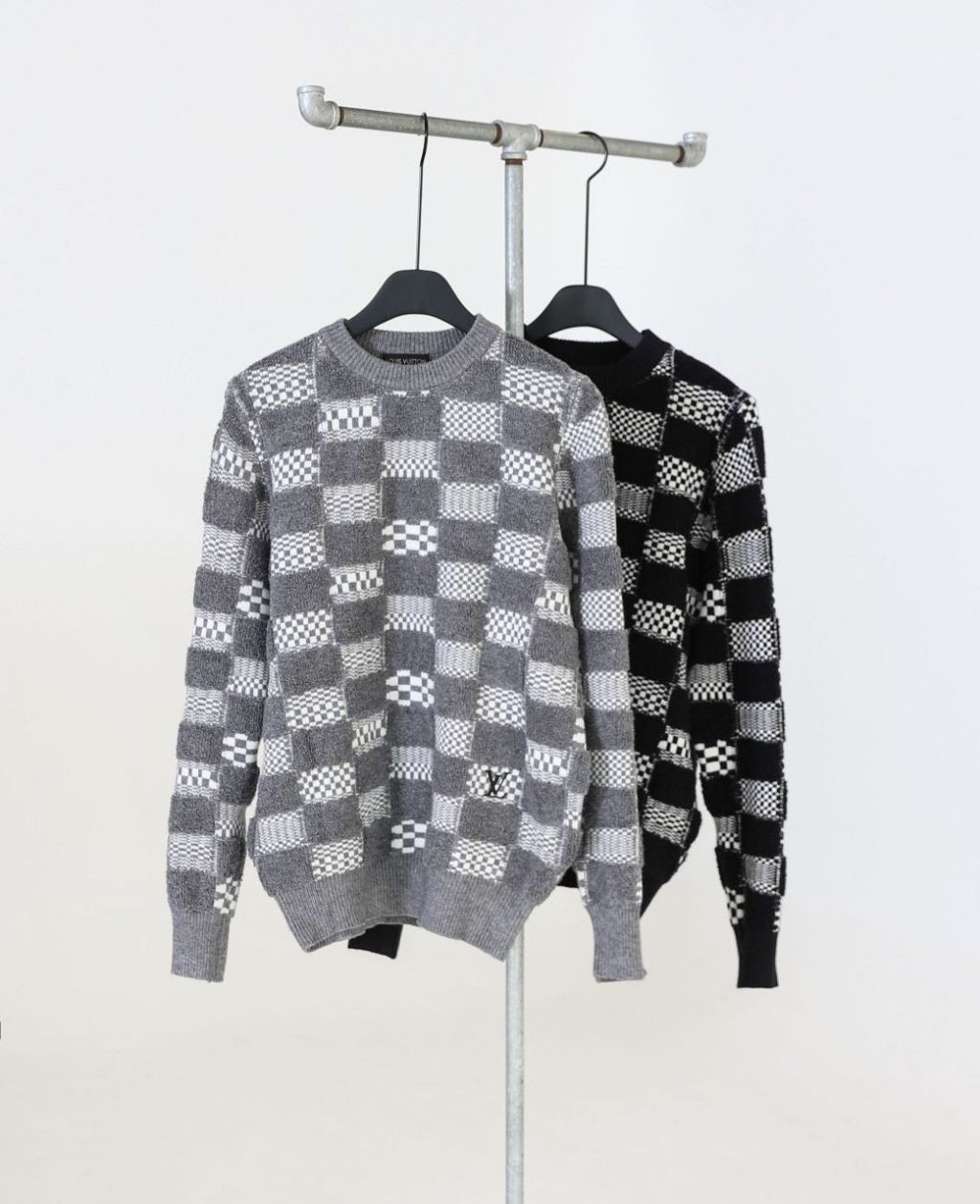 루이비통 자수 로고 모노 테리 짜임 라운드 스웨터 니트