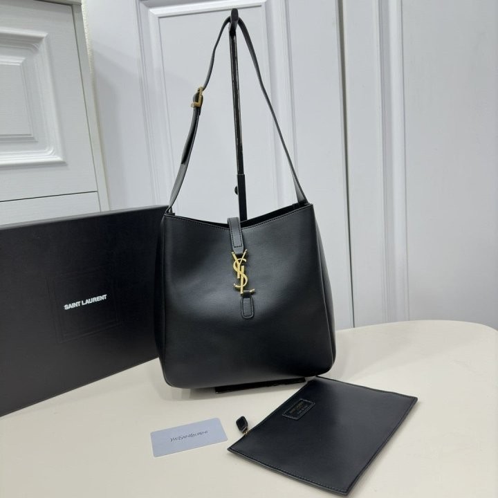 디올 북토트백 네이비