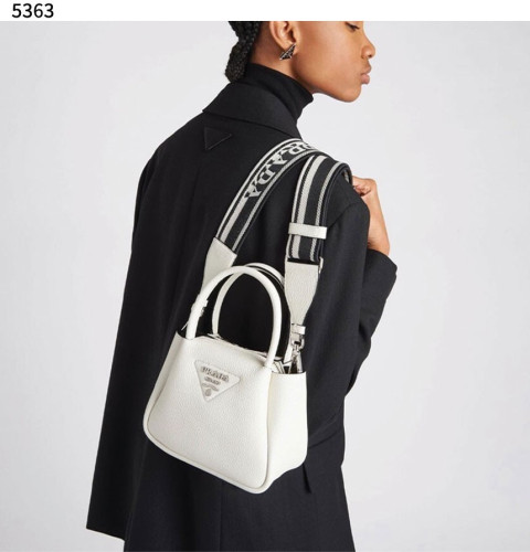 #프라다 [PRADA] 수입프리미엄급 프라다 가죽 미니 핸드백 신상 입고💢 #태그 #가방 #5363