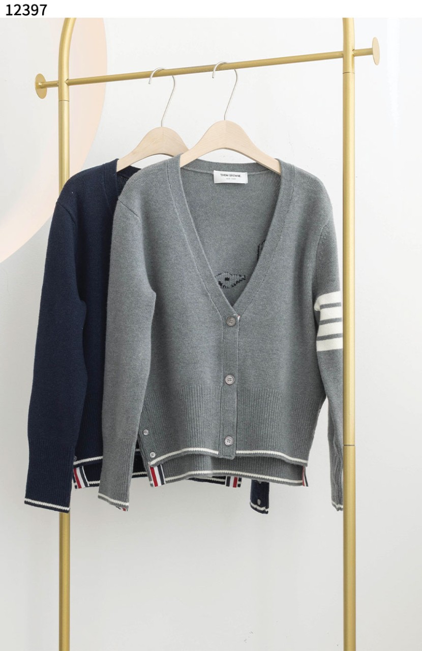 #톰브라운 [Thom Browne] 파인 메리노 인타르시아 기스 사선 브이넥 가디건 신상입고💢 #상의 #니트 #12397