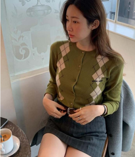 #미우미우 [ miu ] 수입 아가일 울 니트 가디건 입고💢 #여성상의 #니트가디건