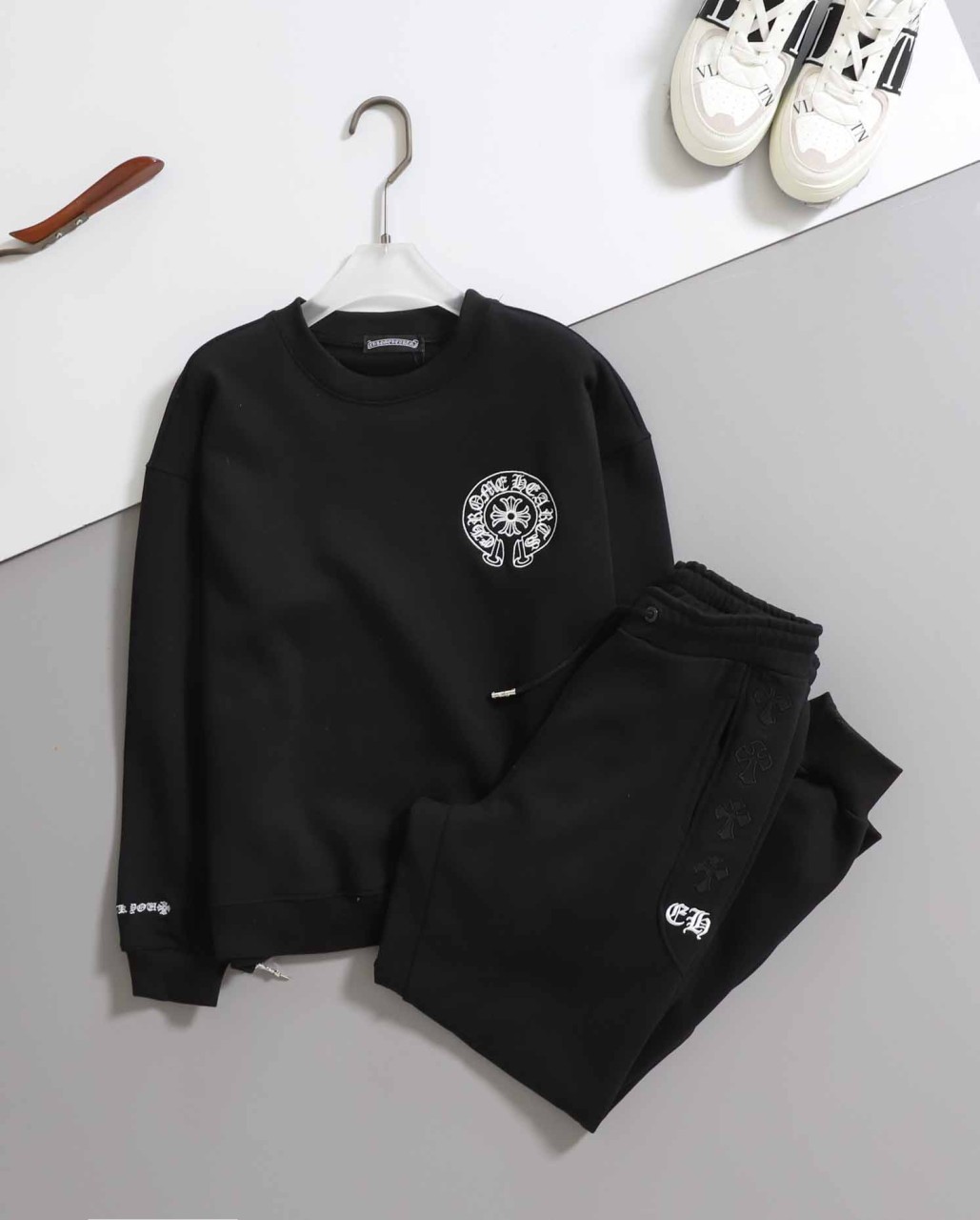 #크롬하츠 [ CHROME ] 수입 남여공용 빈티지 세메터리 패치 스틸 맨투맨 & 팬츠 SET- 입고💢 #남여세트 #트레이닝셋