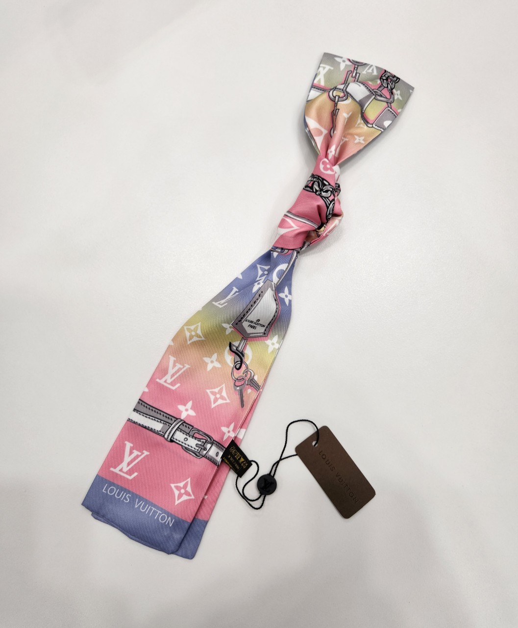 루*이비통 레인보우 트윌리 스카프 입고~