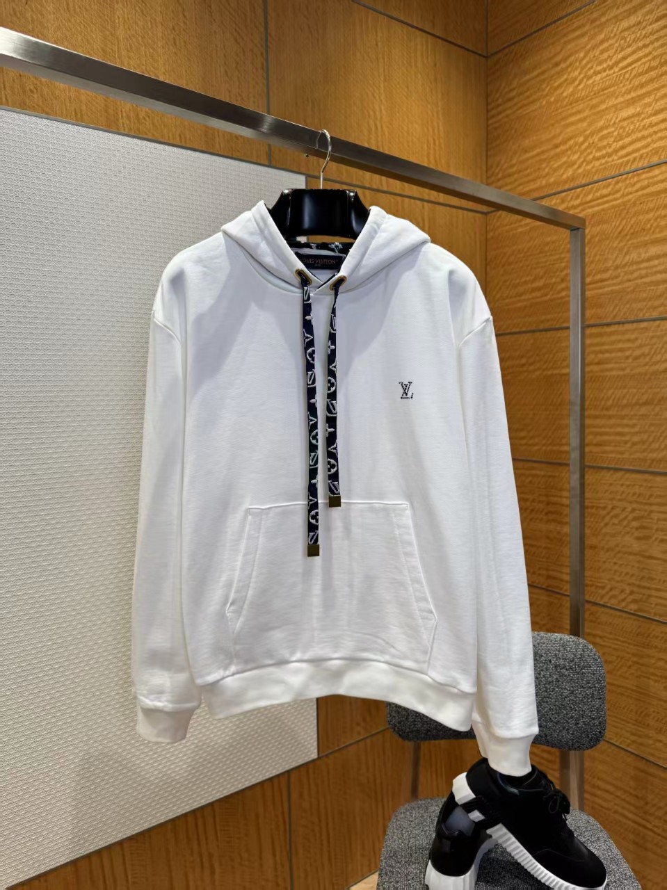 2025 루*이비통 25163 모노그램 후드 티셔츠 입고