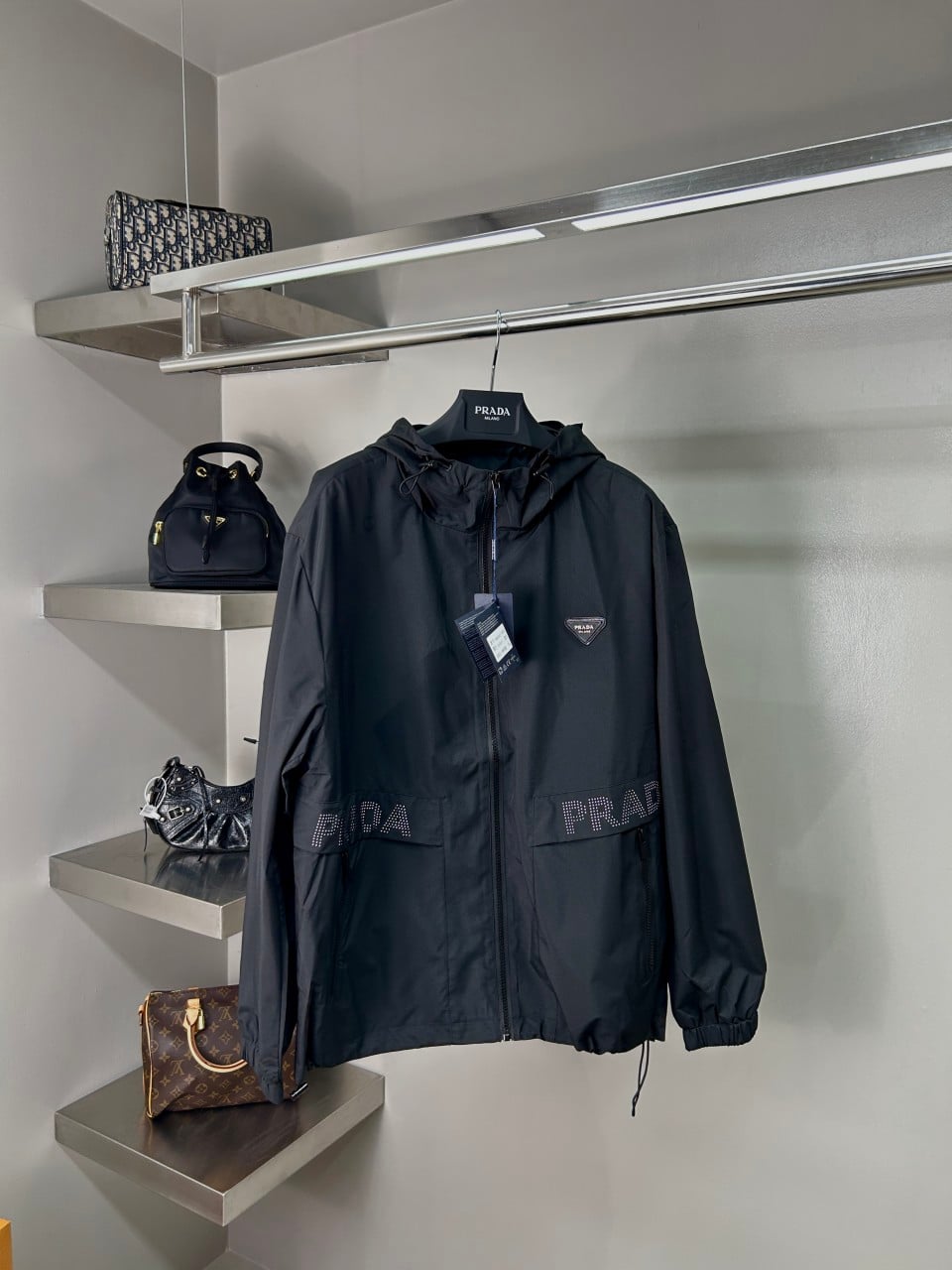 #프라다 삼각로고 바람막이