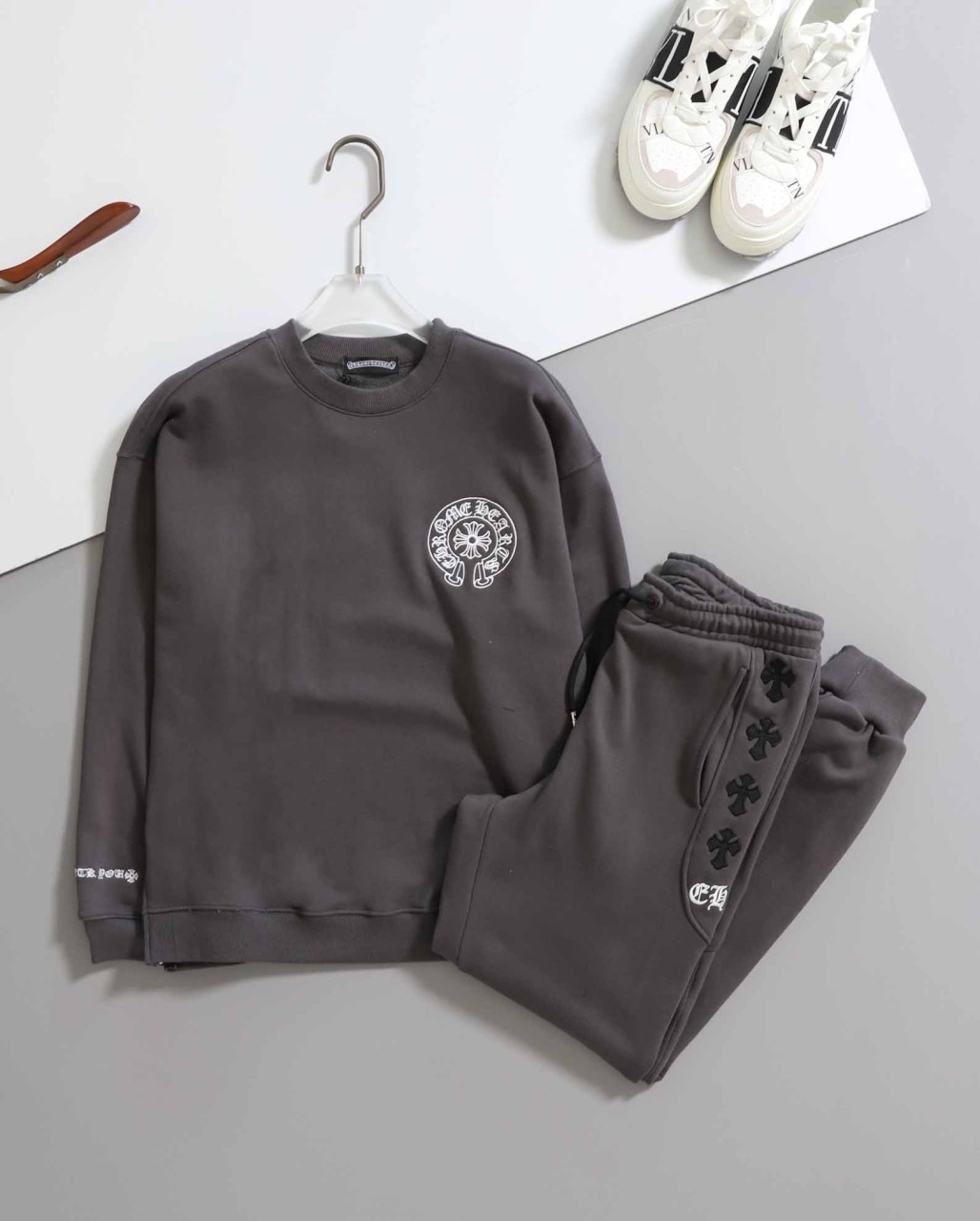 #크롬하츠 [ CHROME ] 수입 남여공용 빈티지 세메터리 패치 스틸 맨투맨 & 팬츠 SET- 입고💢 #남여세트 #트레이닝셋