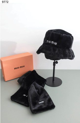 #미우미우 [MIU MIU] 퍼 로고 포인트 버킷 & 머플러 세트 신상입고💢 #모자 #머플러 #9772
