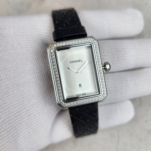 샤넬 보이프렌드 화이트 다이얼 실버 다이아 시계