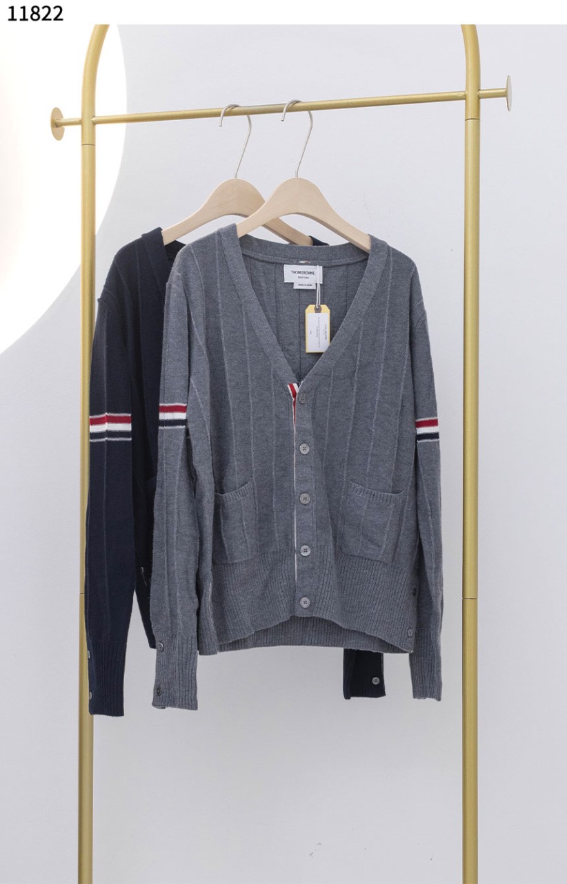 #톰브라운 [Thom Browne] 울 릴렉스드 브이넥 암밴드 가디건 신상입고💢 #상의 #니트 #11822