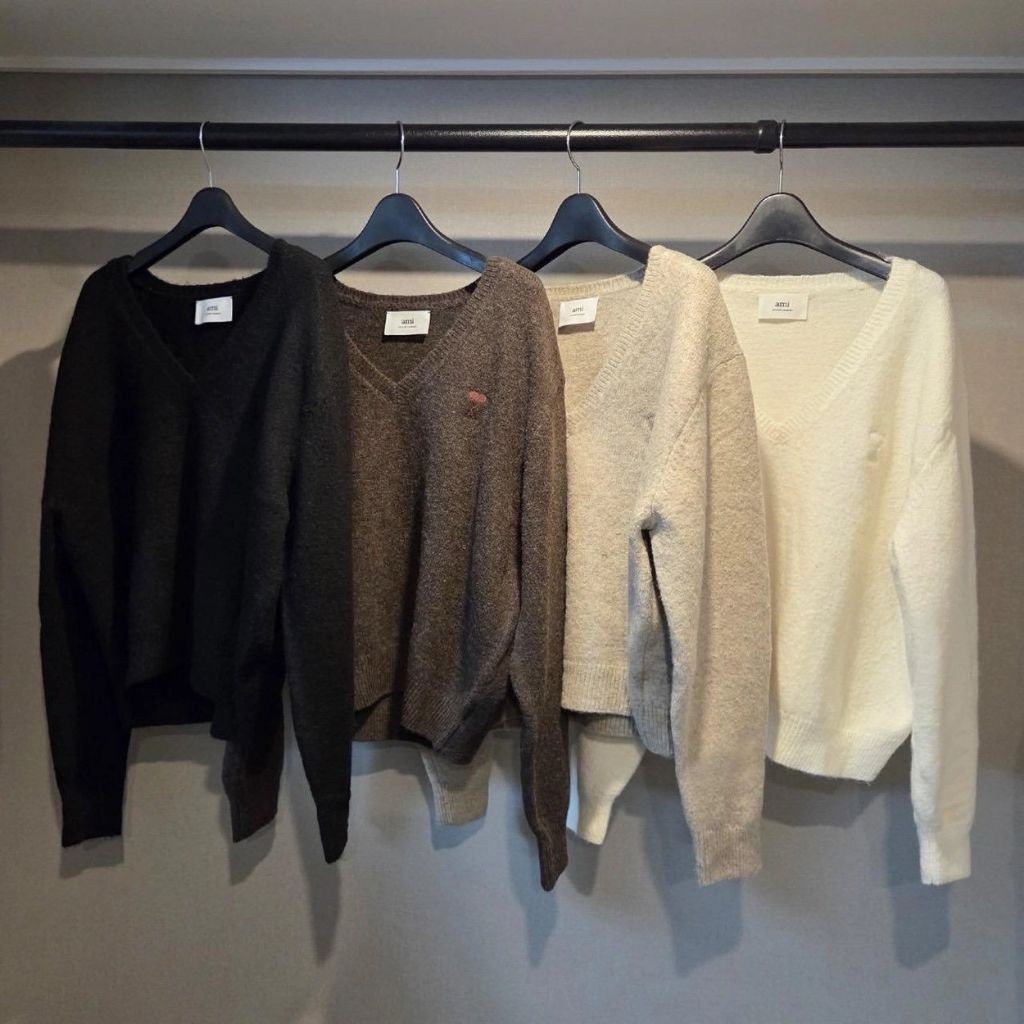 아미 여성 드 꾀흐 까마이외 자수 V넥 울 스웨터 니트