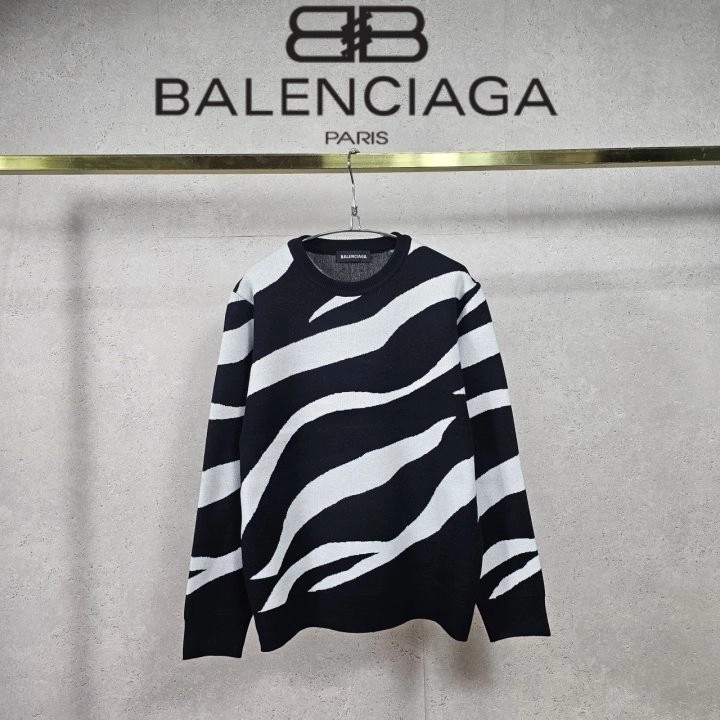 BLC 지브라 라운드 니트