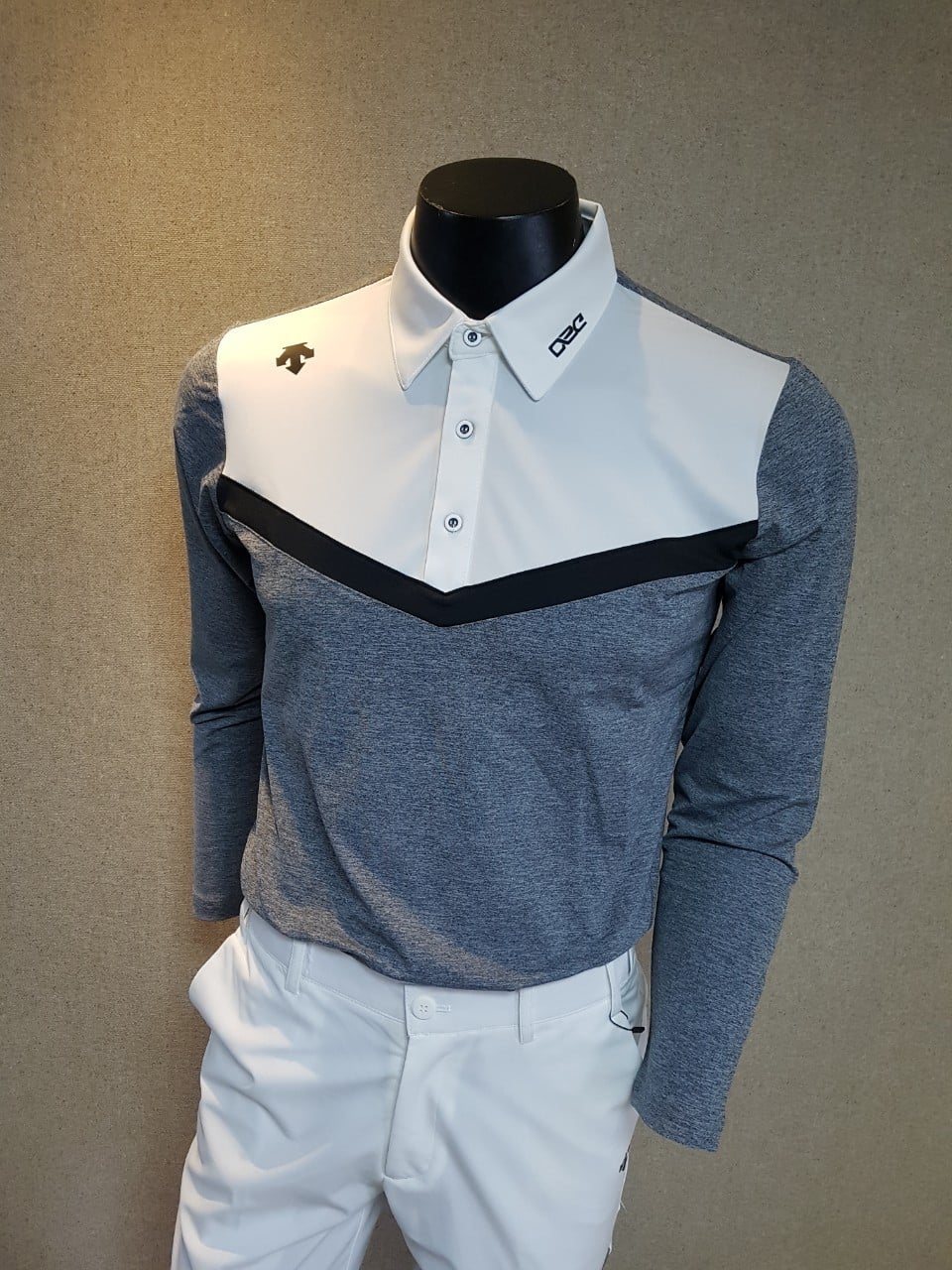 데상트 브이 배색 골프 카라티