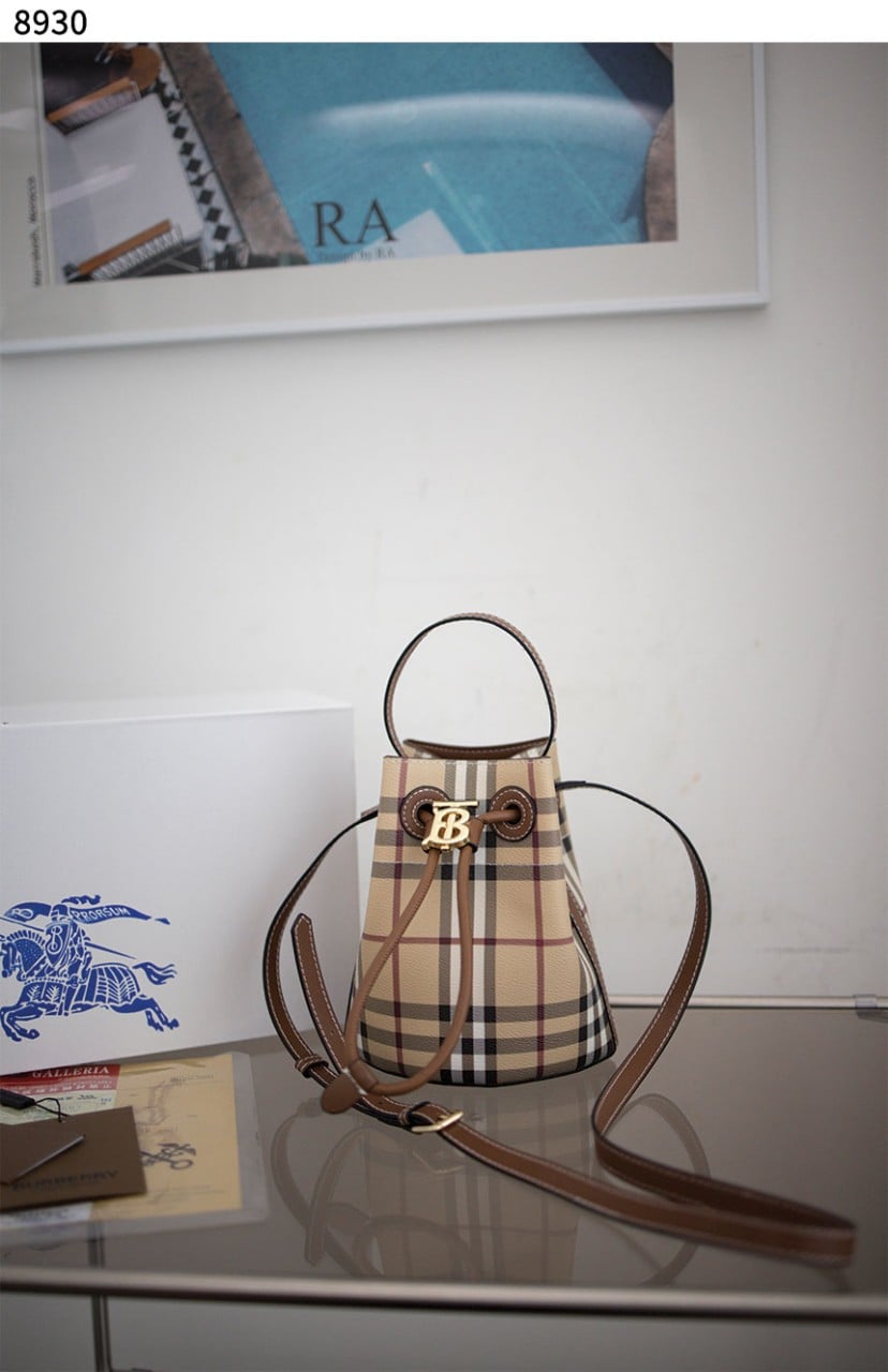 #버버리 [BURBERRY] 미니 체크 버킷 백 신상입고💢 #가방 #8930