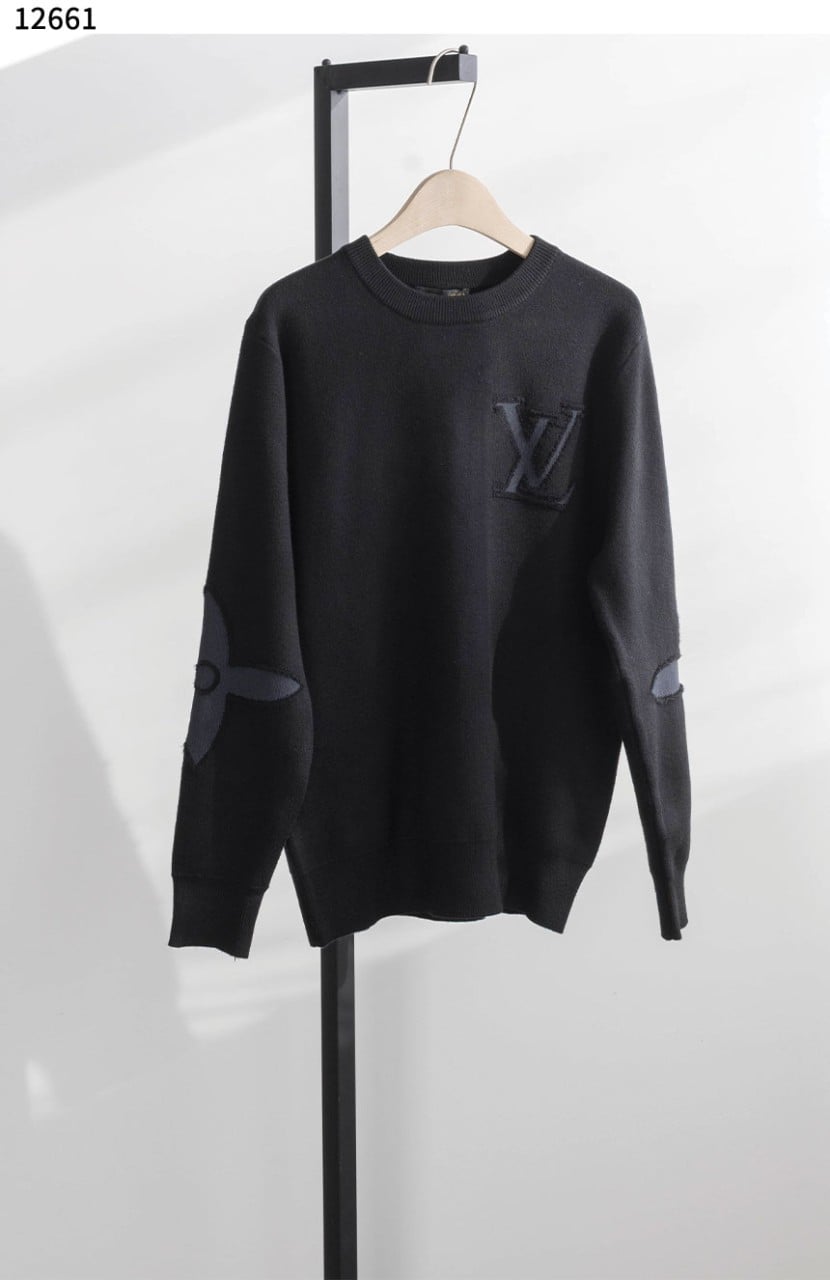 #루이비통 [Louis Vuitton] 심플 자수 와펜 로고 라운드 니트 신상입고💢 #상의 #니트 #12661