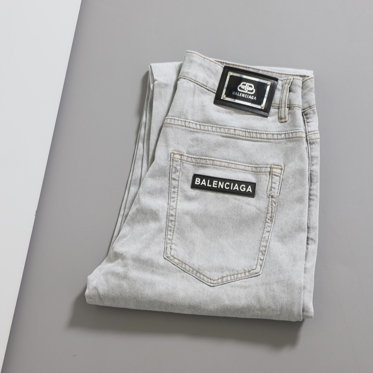 #발렌시아가 [ B*lenciaga ] 레터링 로고 패치 워싱 데님팬츠 입고 💢 #남성하의 #청바지