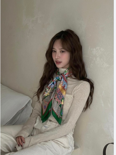 에VVV 이니셜 그린 스카프