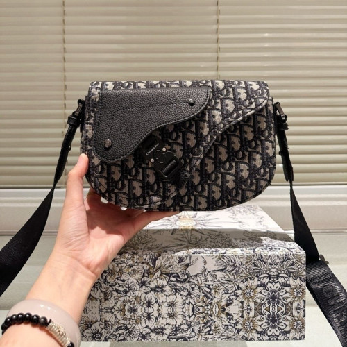 💕 디* 오블리크 새들 크로스백