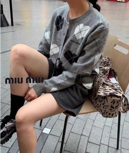 미 자수로고 하트 아가일 가디건 1030