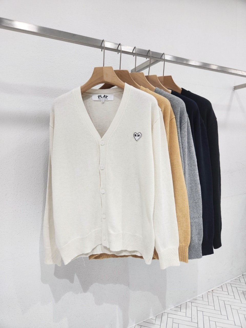 남녀공용 화이트와펜 V넥 가디건 COM-311