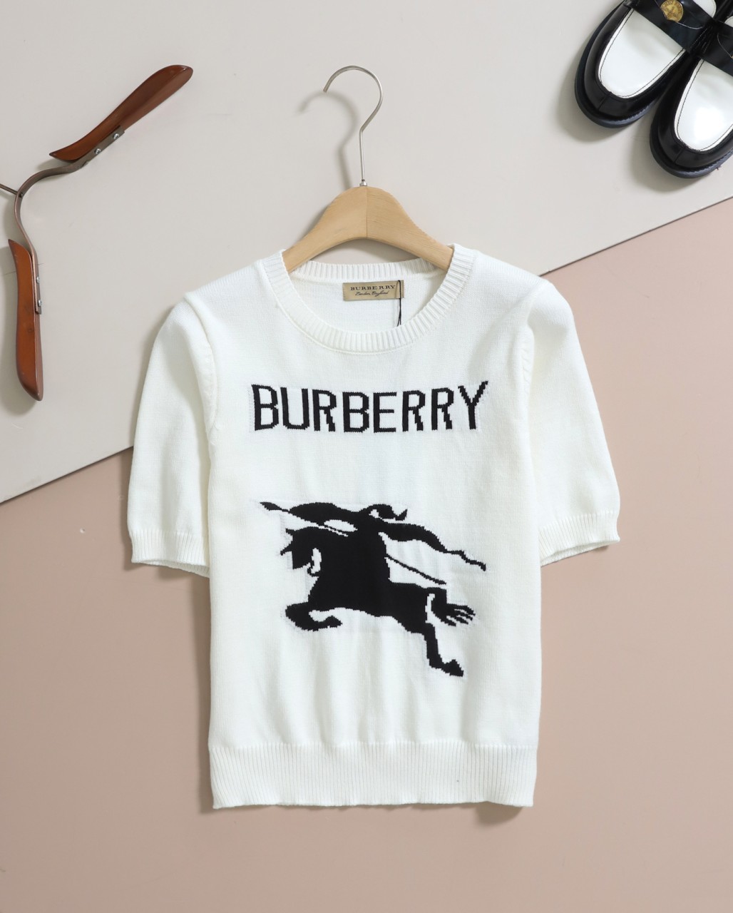 #버버리 [ B*RBERRY ] 빅로고 반팔니트 입고💢 #여성상의 #반팔니트