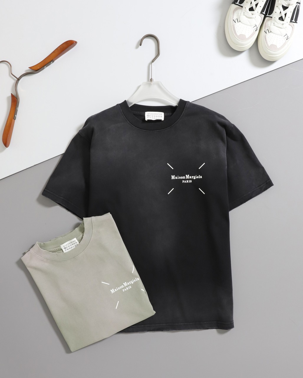 #메종마르지엘라 [ M*isonmargiela ] 수입 테이프 프린팅 라운드 반팔 티셔츠 입고💢 #남성상의 #반팔티셔츠