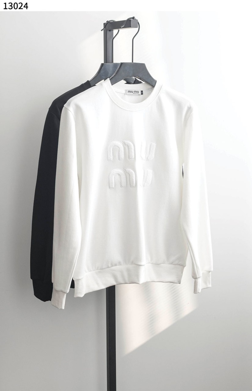 #미우미우 [MIU MIU] 레터링 로고 패치 크루넥 맨투맨 신상입고💢 #상의 #티셔츠 #13024
