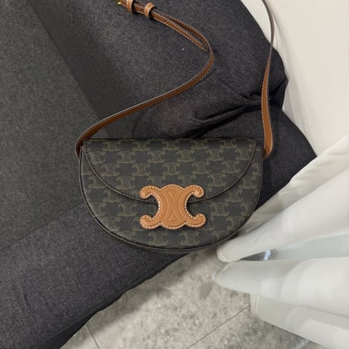 🤴🏻  #셀린느 트리오페 베사체 🤴🏻신상입고🤴🏻