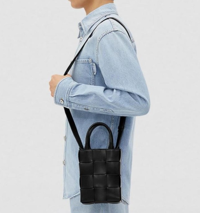 보VV 미니 레더 카세트 토트백 블랙