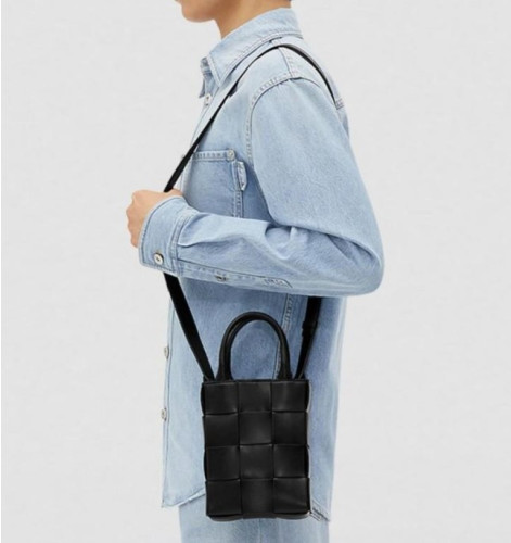 보VV 미니 레더 카세트 토트백 블랙