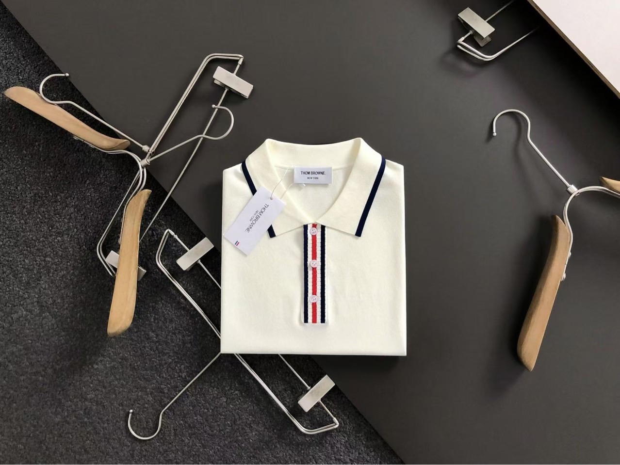 톰VVV 삼선 배색 넥카라 니트