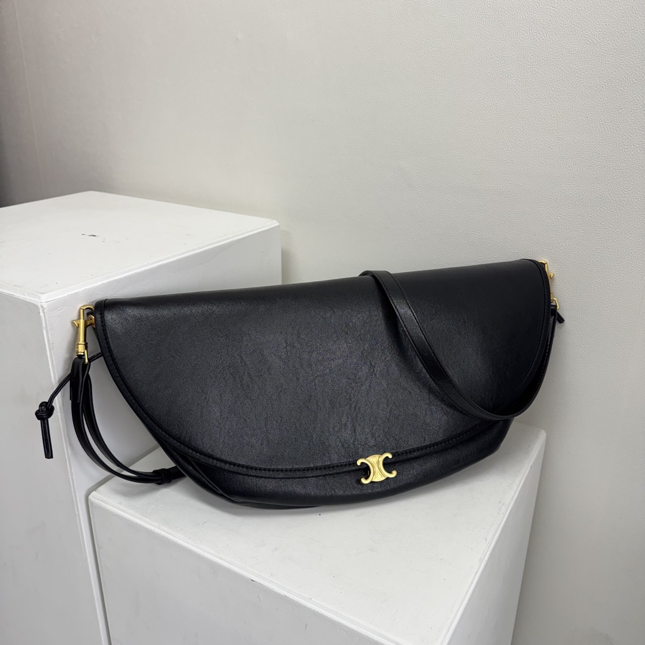 🤴🏻 #셀린느 하프문 트리오페 베사체🤴🏻신상 입고🤴🏻