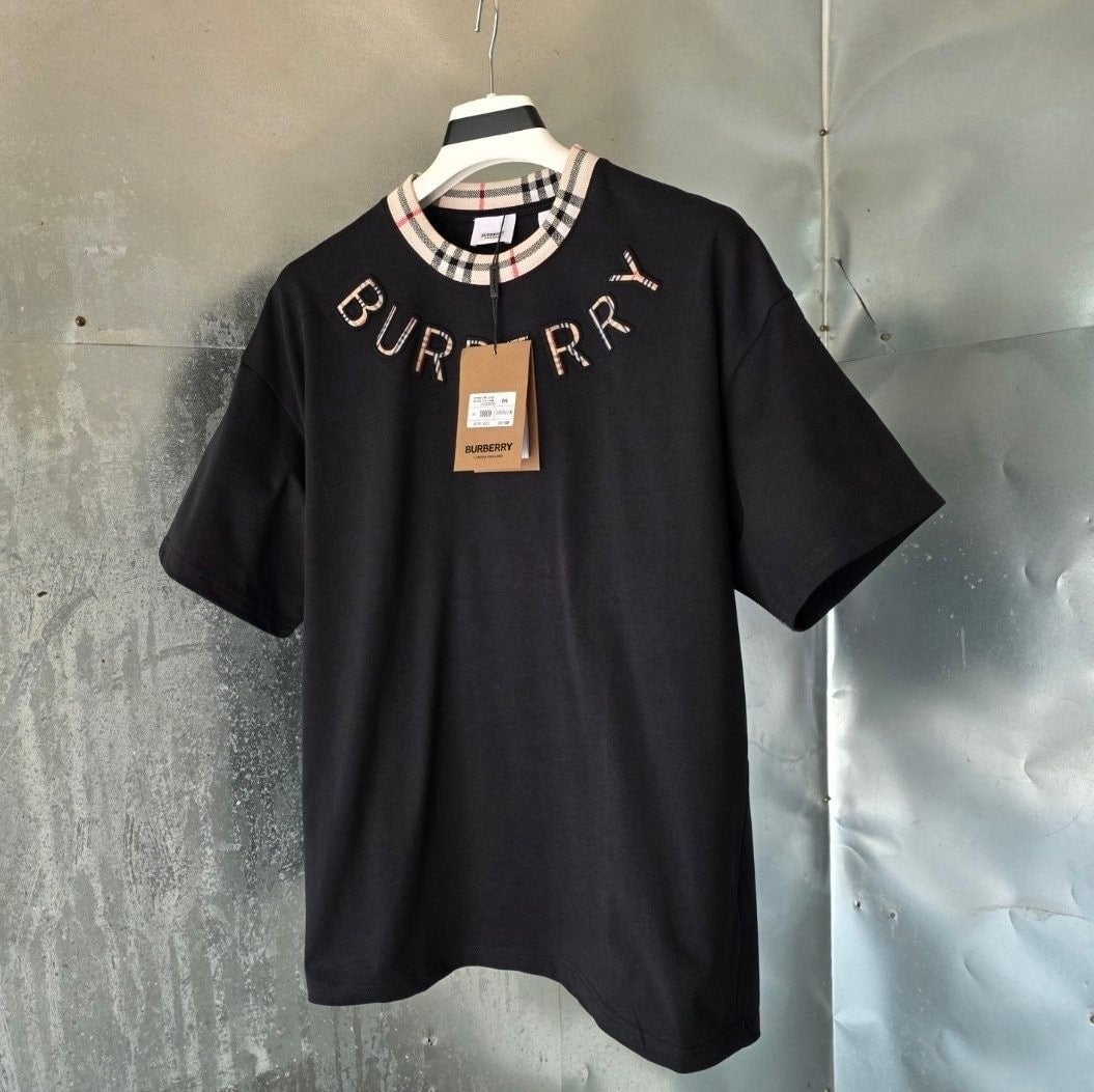 💕 버** 체크엠보 로고 티셔츠