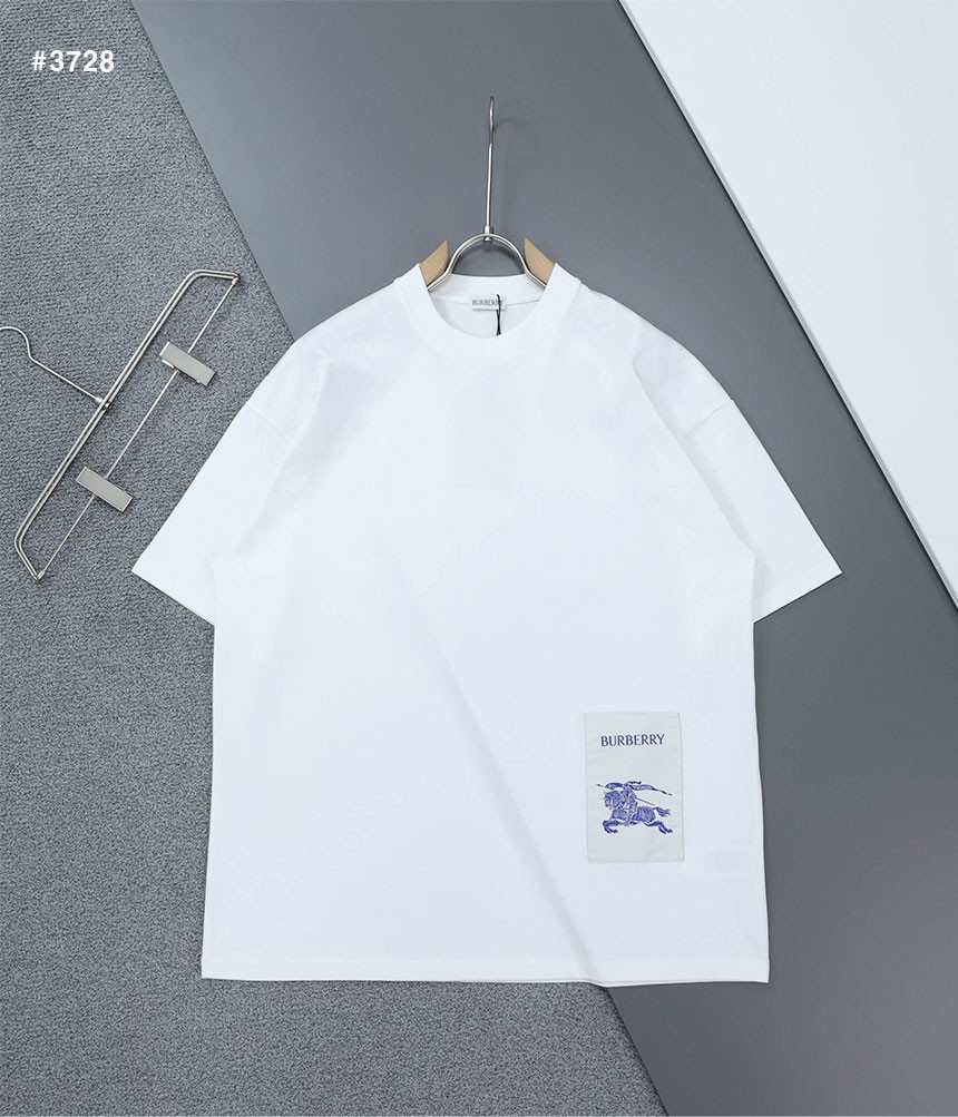 🍀 [BURBERRY] 버버리 EKD 블루 기마자수패치 오버핏 라운드 반팔 티셔츠 🍀