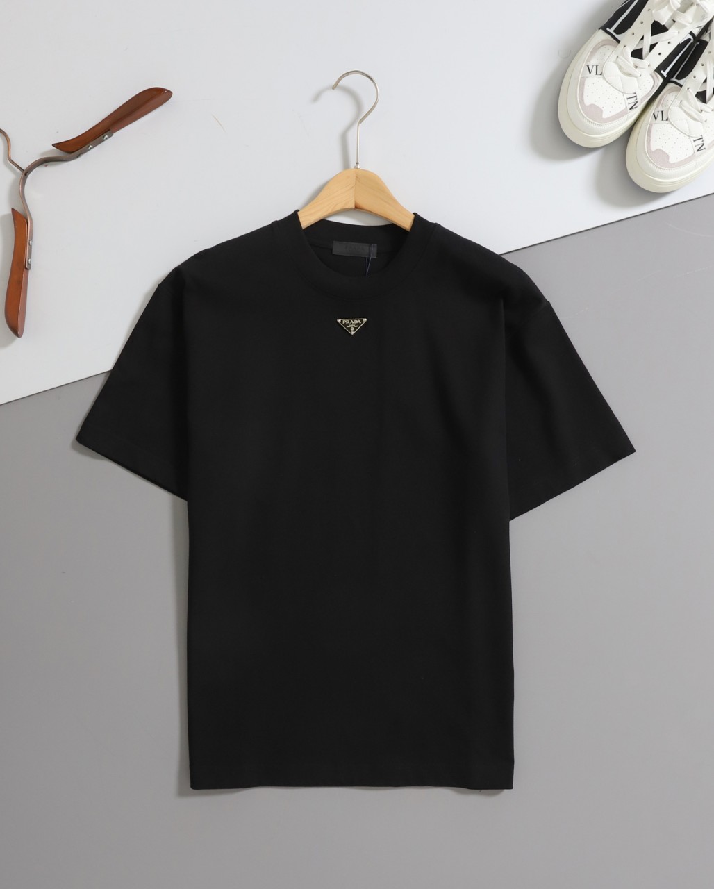 #프라다 [ P*ADA ] 수입 트라이앵글 메탈 로고 코튼 반팔 티셔츠 입고💢 #남성상의 #반팔티셔츠