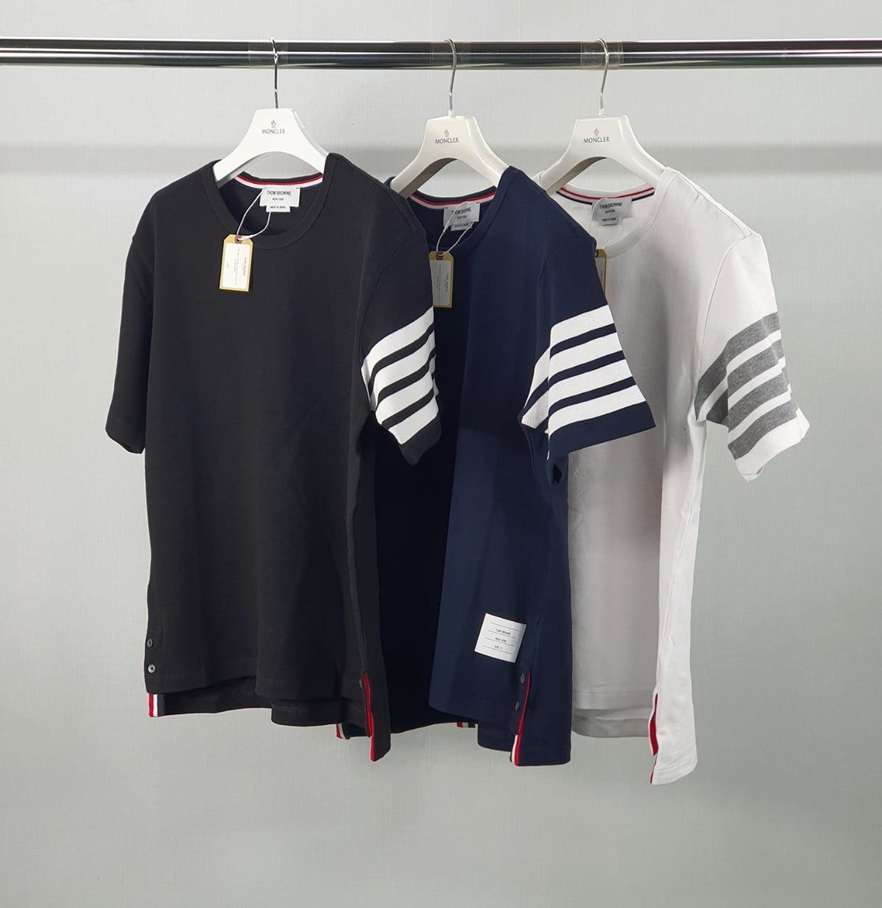 톰*브라운 시그니쳐 사선완장 스웻 티셔츠 입고~